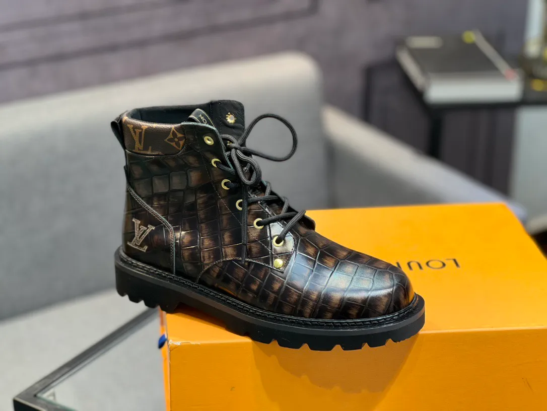 Men's shoes 💰900 L Home - the latest LV men's business casual boots, luxury and nobility are a must, all made of imported original first-layer cowhide, just to create a more comfortable wearing experience, ➕top imported water-dyed full cow lining, original high wear-resistant outsole! 👏👏 Size: Male 39-44; (38 45 46 customized)